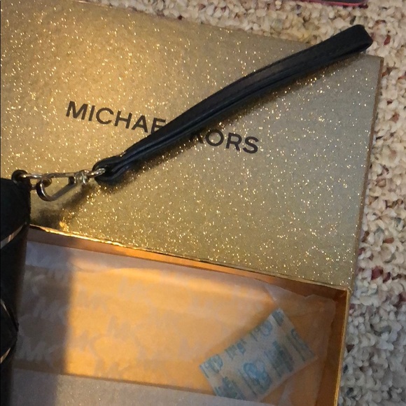SOLD Michael Kors Jet Set Phone Wallet Gently Used - Picture 7 of 8